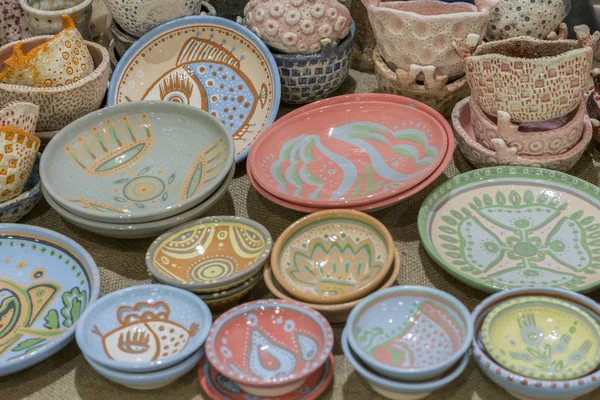 Wiele Kolorowo Malowane Garnki Zewnątrz Rynku Zakupów Ceramiki Oknie Sklep — Zdjęcie stockowe
