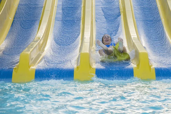 Schönes Mädchen Das Eine Wasserrutsche Reitet Glückliche Frau Die Der — Stockfoto