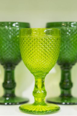 Yeşil gözlük rafta. dikey fotoğraf.