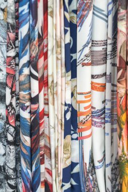 Bir Medine konumda - renkli etnik eşarp kadar yakın ve çerçeve tam. Çok renkli kumaş arka plan. dikey fotoğraf.