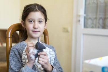 Pamuk ile yumuşak oyuncak dolması nasıl gitti? IG. Oyuncak çocuk için tığ işi. Tablo konu üzerinde iğneler, kanca, pamuk ipliği. El yapımı el sanatları. DIY kavramı. Küçük işletme. Hobi geliri.