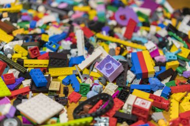 Yerdeki renkli plastik tuğla kapatın. Erken öğrenme. Çocuk yerdeki plastik Oluşturucu. arka plan.