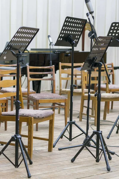 Κενές Θέσεις Και Ορισμένα Μέσα Στο Μέγαρο Μουσικής Περιμένουν Ορχήστρα — Φωτογραφία Αρχείου