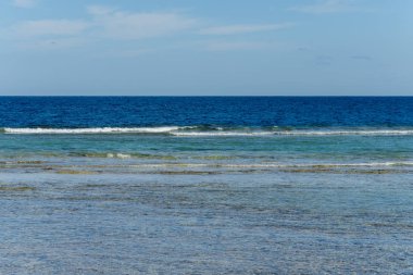 Deniz ve dalgalar. güzel dalgalar deniz. Denizde küçük dalgalar.