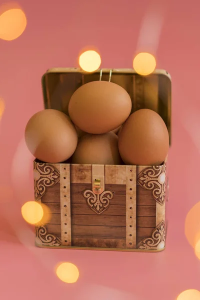 Пасхальные Яйца Груди Розовом Фоне Боке Вертикальное Фото — стоковое фото