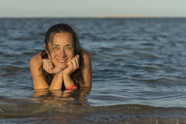 海の中の美しい 幸せな女性 女性楽しんでビーチ ホリデー — ストック写真