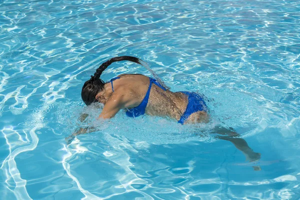 Mulher Mergulhando Piscina Menina Bonita Nova Nadando Piscina Brunette Relaxante — Fotografia de Stock