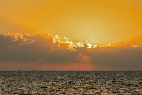 Színes Hajnal Tenger Felett Sunset Gyönyörű Varázslat Naplemente Tenger Felett — Stock Fotó