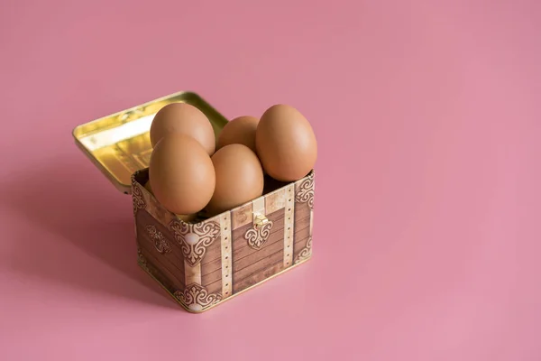 Пасхальная Концепция Яйца Груди Розовом Фоне Скопировать Пространство Пасхальные Яйца — стоковое фото