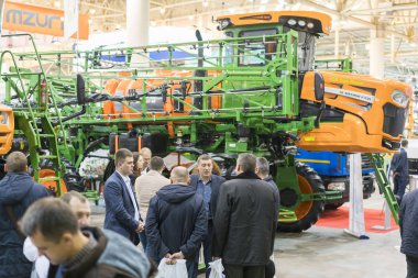 Kiev, Ukrayna - 25 Şubat 2019: Birleştirir, araçları ve traktörler tarım Fuar Interagro - 2019. Çiftçiler makine sergide kullanın..