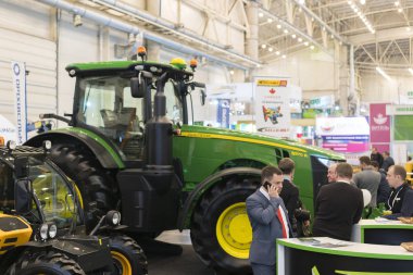 Kiev, Ukrayna - 25 Şubat 2019: Birleştirir, araçları ve traktörler tarım Fuar Interagro - 2019. Çiftçiler makine sergide kullanın..