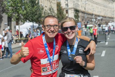Ukrayna, Kiev, Ukrayna 09.09.2018 bir mutlu çift koşucu bir maraton sonra. Çalıştırdıktan sonra mutlu zayıf koşucu