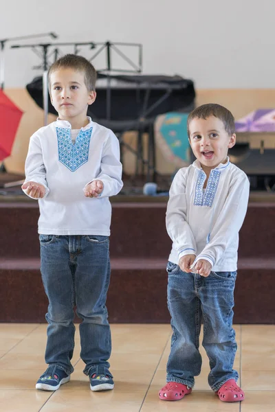 Два Маленьких Мальчика Выступают Сцене Детском Саду Школе Выступление Маленьких — стоковое фото