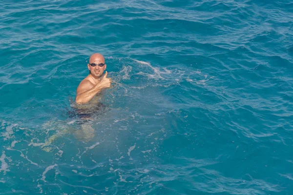 シュノーケル マスク チューバと海でシュノーケルを持つ男 シュノーケ リング 水泳の休暇 観光客は オープンの海でシュノーケ リングに従事しています 海辺のリゾートでの休日 — ストック写真