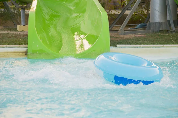 Schönes Mädchen Das Eine Wasserrutsche Reitet Glückliche Frau Die Der — Stockfoto