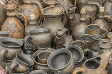 Kil yemekleri. Seramik Ulusal Ukrayna yemekleri Opishnya Köyü Poltava bölgede yapılan içinde Velyki Sorochyntsi adil tümleştirdiniz ve gösterdiniz. Yanmış siyah seramik. Yanık kil kavanozlar.