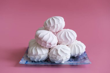 pembe bir arka plan üzerine pembe ve beyaz krema.