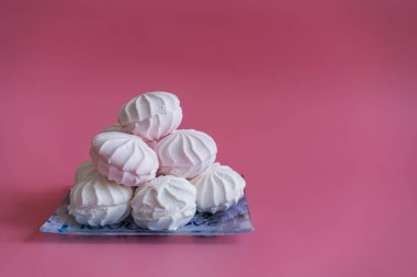 Pembe bir arka plan üzerine pembe ve beyaz marshmallow. kopya alanı.