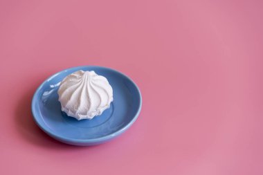 Hatmi pembe bir arka plan üzerinde mavi bir tabak içinde. kopya alanı.