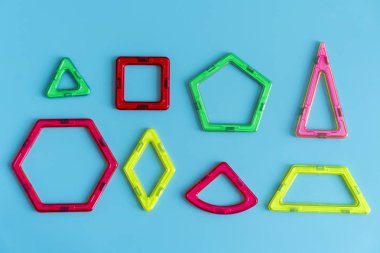 Çocuk parlak renk manyetik kurucu mavi arka plan üzerinde. entelektüel oyuncak.