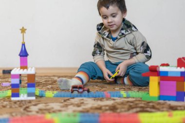 Oluşturucu oyuncakla oynamak küçük boy gülümseyerek. Fikri oyuncaklar oynama çocuk.