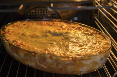 Lazanya içinde fırın pişirme çanağı. Fırında ıspanak lazanya ile fırın tepsisi.