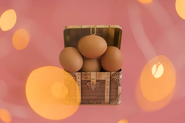 Пасхальные Яйца Груди Розовом Фоне Bokeh — стоковое фото