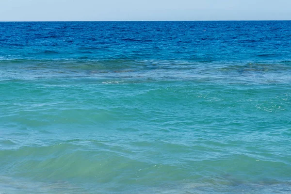 Il mare e le onde. belle onde nel mare. Piccole onde sul mare — Foto Stock