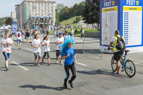 乌克兰、基辅、乌克兰09.09.2018 运动员和业余爱好者都在跑步。人们都在跑步。提倡健康的生活方式。家长和孩子们跑马拉松 — 图库照片