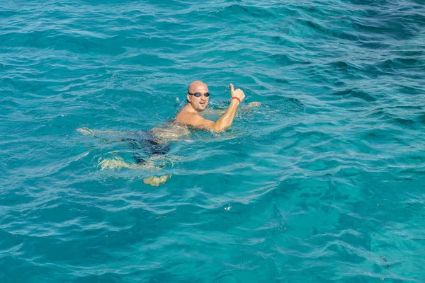 Hombre con máscara de snorkel tuba y snorkel en el mar. Buceo, natación, vacaciones. Los turistas se dedican a bucear en mar abierto. Vacaciones en el balneario — Foto de Stock