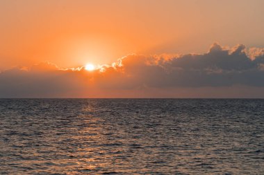 Denizin üzerinde renkli bir şafak, Sunset. Güzel sihirli gün batımı denizin üzerinde