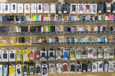 Kiev, Ukrayna. 15 Ocak 2019 renkli iphone ve Samsung telefon servis talepleri için satış içinde cep telefonları stok. Farklı tasarım cep telefonu cep telefonu aksesuar mağazası içinde kapakları