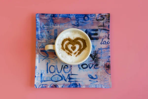 Heart Shape Coffee Cup Concept isolated on pink background. love cup , heart drawing on latte art coffee — Stock Photo, Image