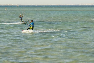 Hurghada, Mısır. 19 Kasım 2018 Kitesurfing. Dalgalar uçurtma üzerinde adam biniyor. Kitesurfing Kiteboarding eylem fotoğrafları mans dalgalar arasında hızlı bir şekilde gider