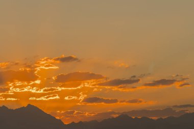 Gün batımı dağ zirveleri gökyüzü. Dağ doruklarına günbatımı manzaralı. Dağ günbatımı gökyüzü bulutlar