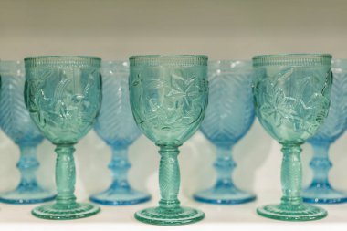 Raf üzerinde mavi gözlük