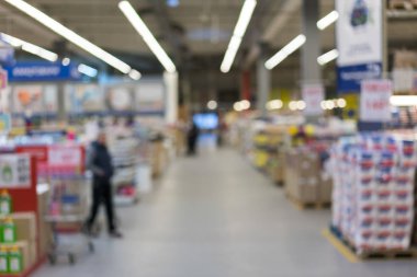rket içinde için arka plan bulanık. Bulanıklık arka plan, raf, aperatif ve şeker süpermarkette veya hipermarket Market bakkal ürünler bölümünde kavramı alışveriş olarak