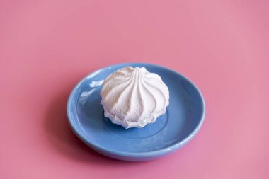 Hatmi pembe bir arka plan üzerinde mavi bir tabak içinde. kopya alanı