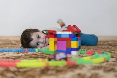 Oluşturucu oyuncakla oynamak küçük boy gülümseyerek. Fikri oyuncaklar oynama çocuk