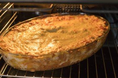 Lazanya içinde fırın pişirme çanağı. Fırında ıspanak lazanya ile fırın tepsisi