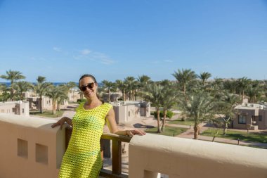 Otelin zemin karşı tatilde mutlu bir kadın. Deniz dinlenme kavramı