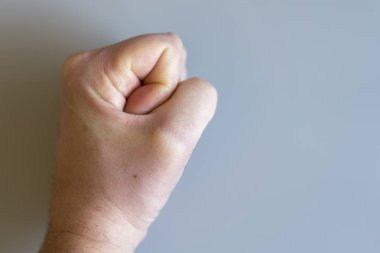 gri arka plan üzerinde yumruk at. Aile içi şiddet kavramı. Erkek edepsizlik ve şiddet. kopya alanı