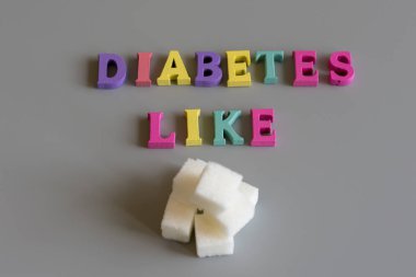 Diyabet hastalığı kavramı. Yazıt diyabet şeker gri bir arka plan üzerinde gibi