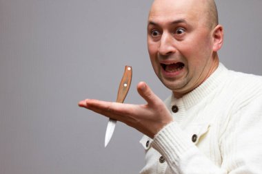 bıçaklı adam elini bıçakladı