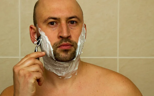 Chico serio afeitándose la barba —  Fotos de Stock