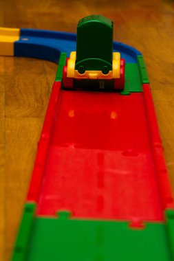 bebek oyuncakları yere yat