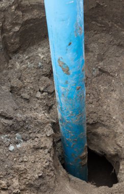 Topraktan yapışmasını büyük plastik boru