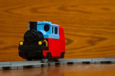 oyuncak tren sürmek raylar üzerinde