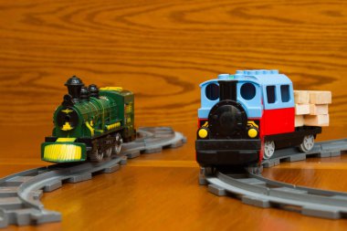 İki çocuk lokomotif on Rails
