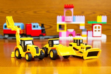 Çocuk Sanat eşyaları bir oyuncak binanın arka planda sarı